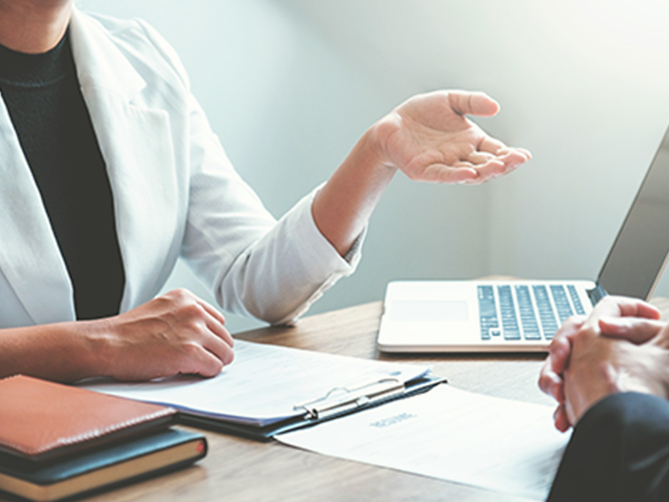 ノートパソコンと書類を使った打ち合わせ風景